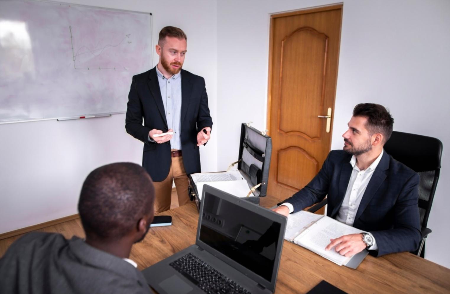 Equipo trabajando en estrategias de motivación empresarial
